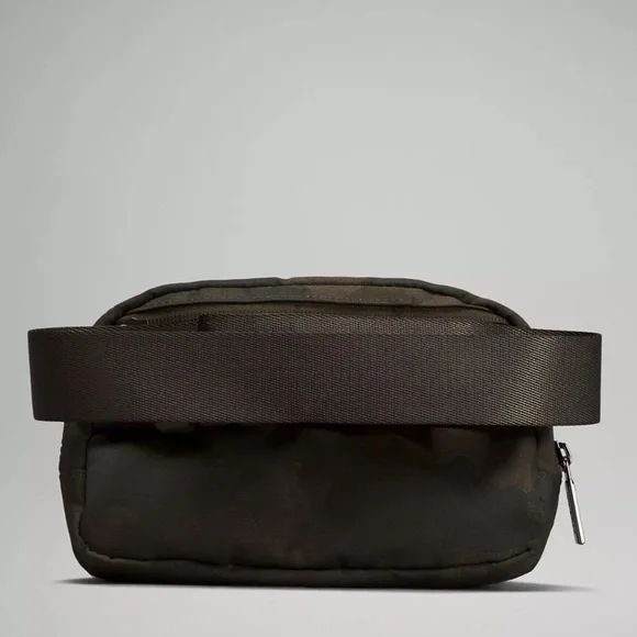 Lululemon Everywhere Belt Bag Camo Crossbody Sling Bag Nwt - Picture 3 of 6
